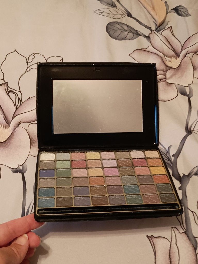 NEW Large Multi-Color Bloomingdale's Eyeshadow Palette