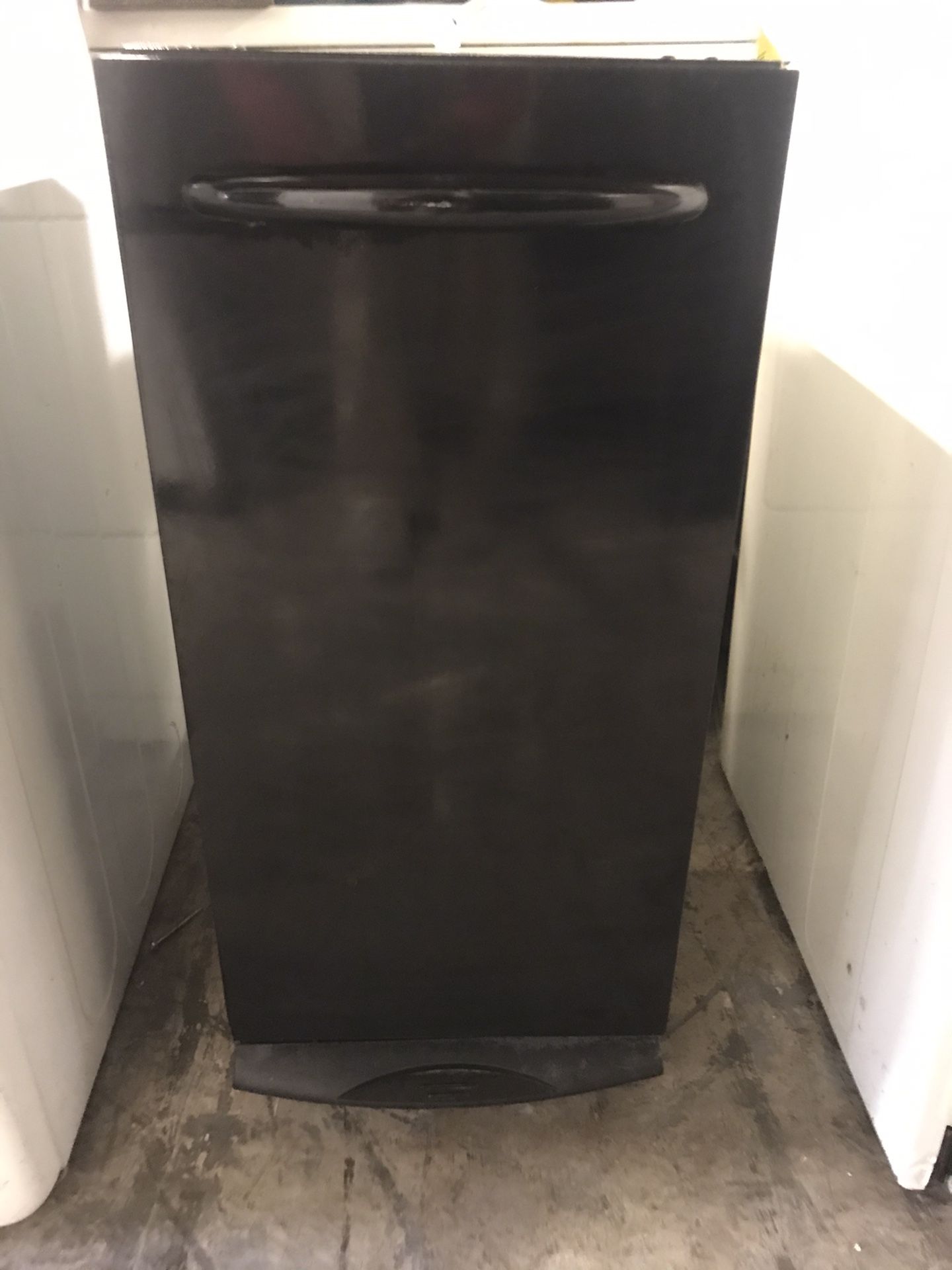 USED BLACK TRASH COMPACTOR COMES WITH 60 DAY WARRANTY