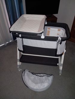 Rolling crib with bed door