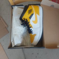 Size 11.5 - Air Jordan 1 Mid University Gold White/Yellow/Black 554724-170 New