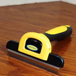 DakPets  Pet Deshedding Tool