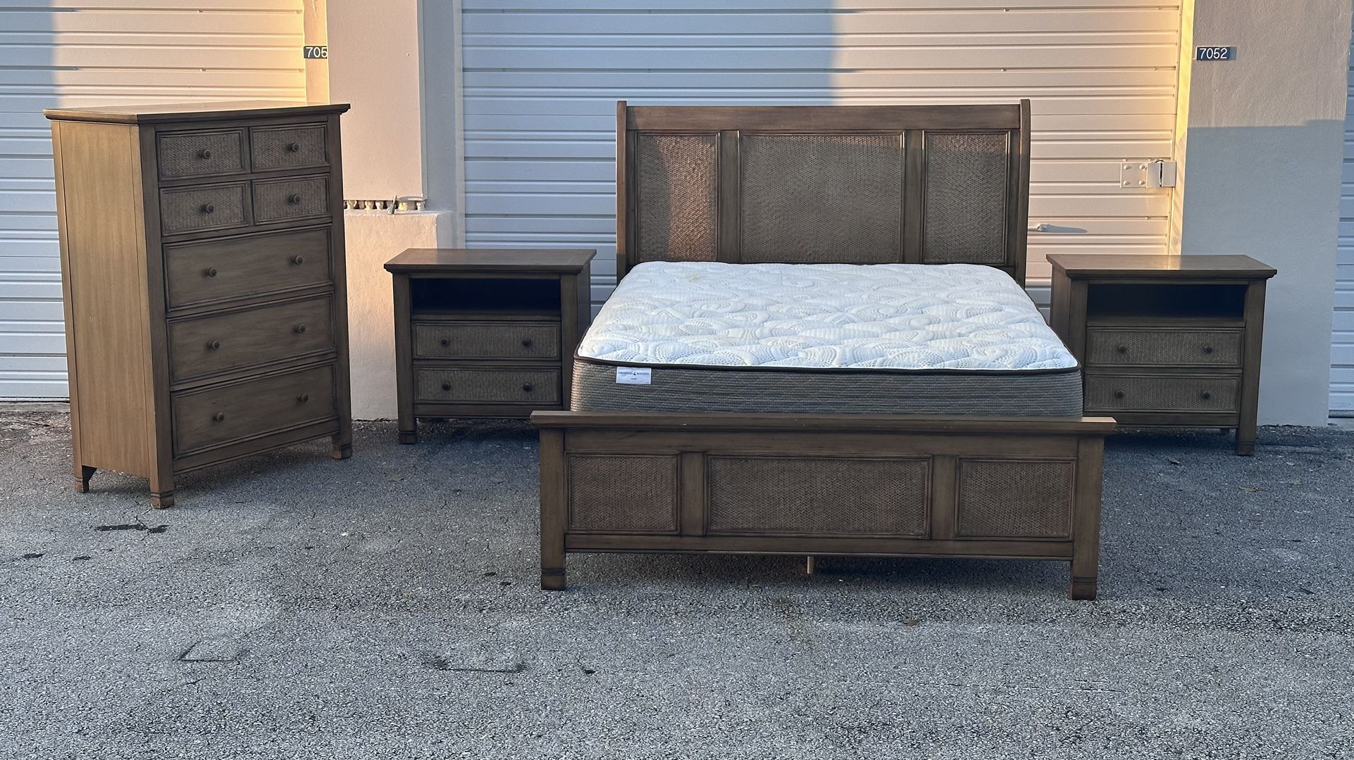 TOMMY BAHAMA STYLE QUEEN SIZE BEDROOM SET w BED BOX SPRING MATTRESS