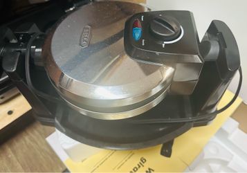 Rotating waffle maker