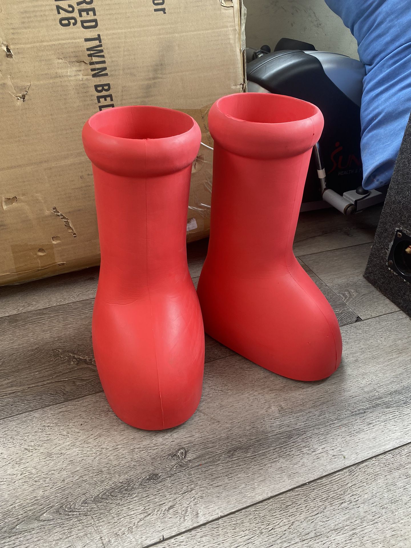 MSCHF Big Red Boots Réplicas