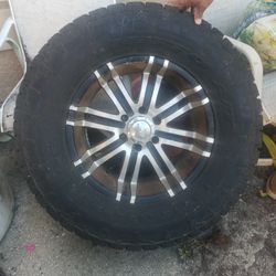 Sevenden Set Para Chevrolet Silverado De 6 Aujeros Dos Llantas Estan Nuevas Y Las Otras Dos Con Media Vida Son 325/60/R18.124/121s  .10 P.R 