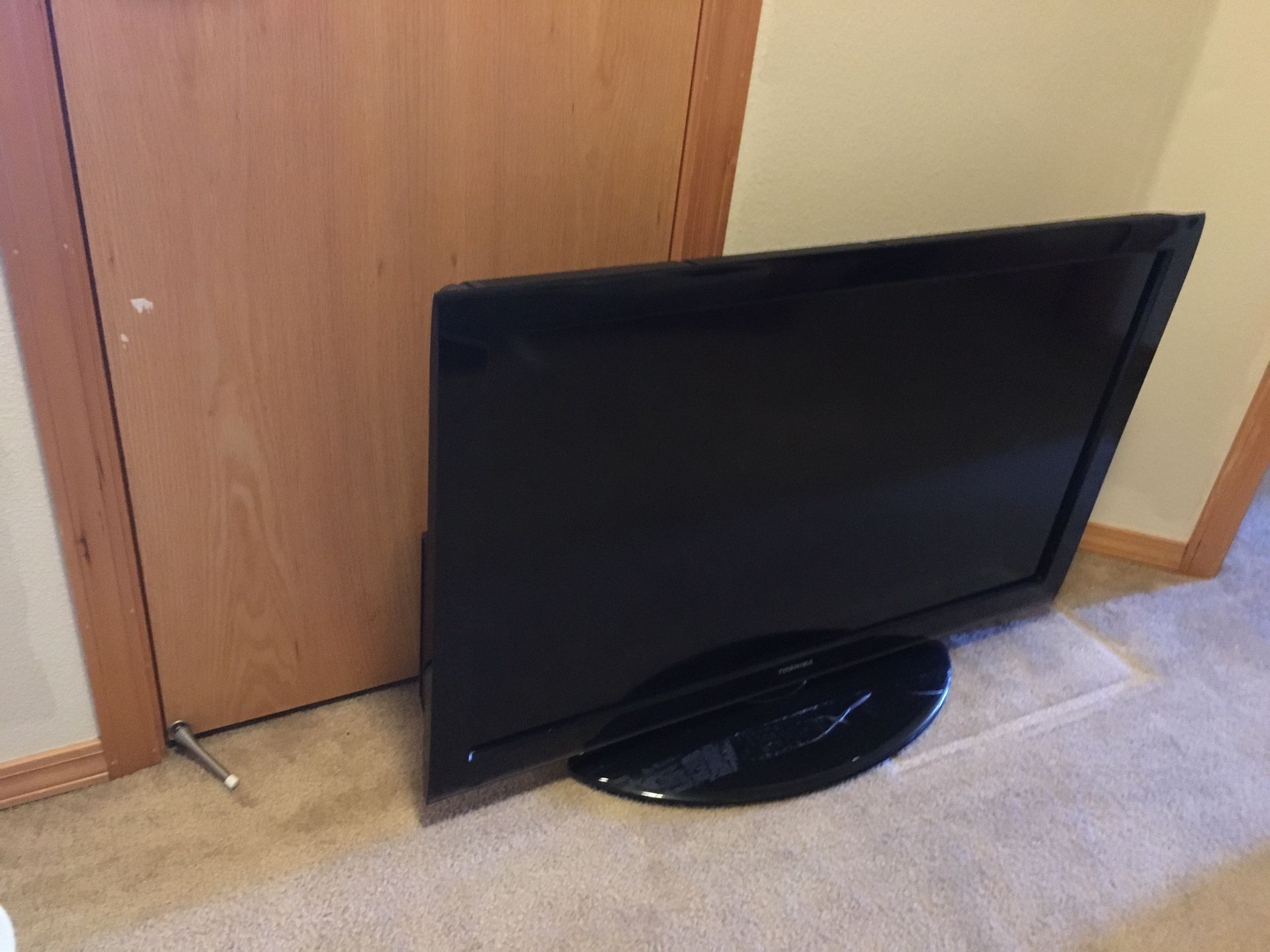 40” Toshiba TV with stand and wall mounted. Complete set and like new.