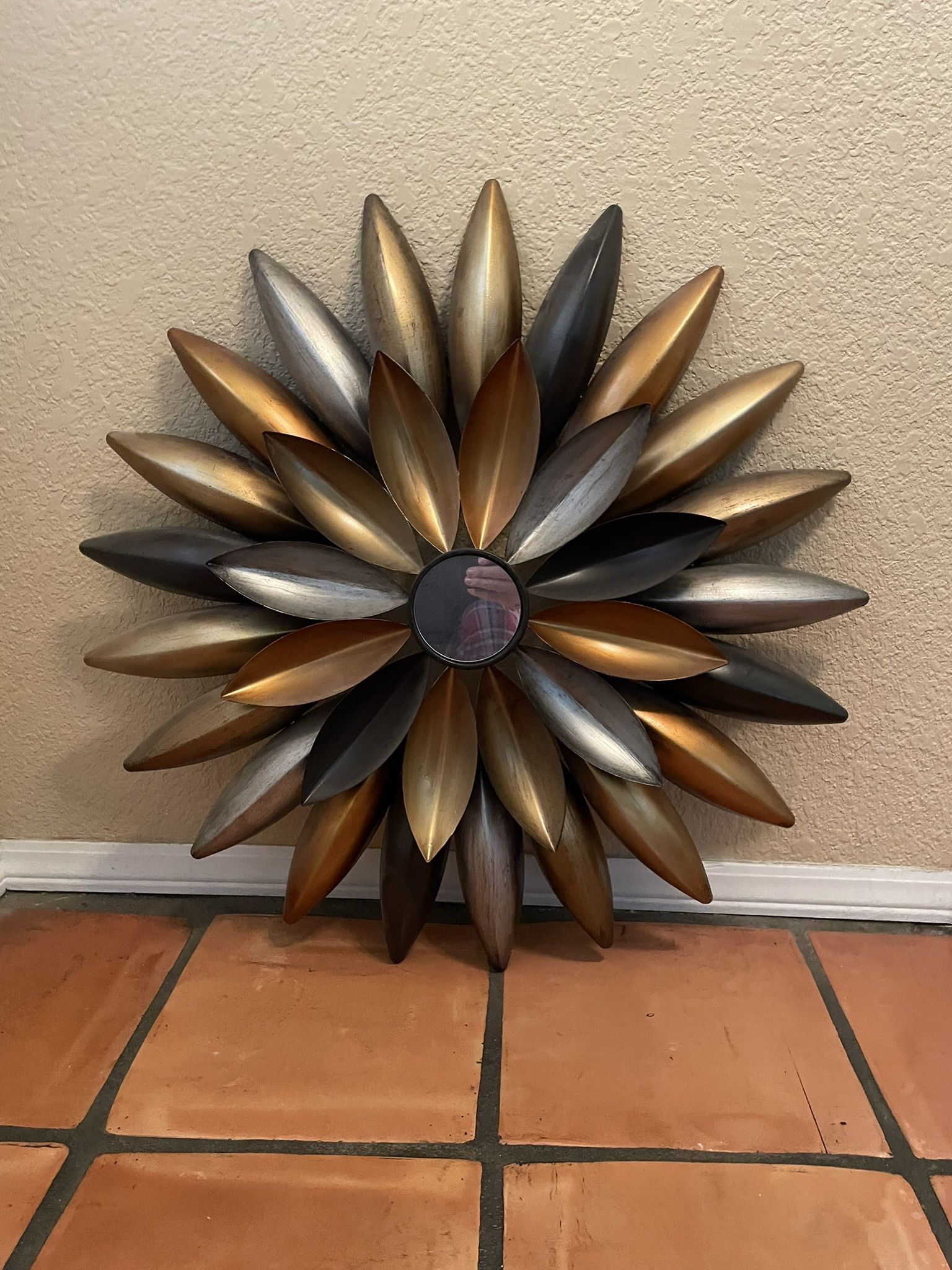 30 Inch Round Metal Wall Mount Decor