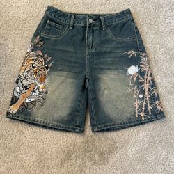 Embroidered Vimtage wash jorts