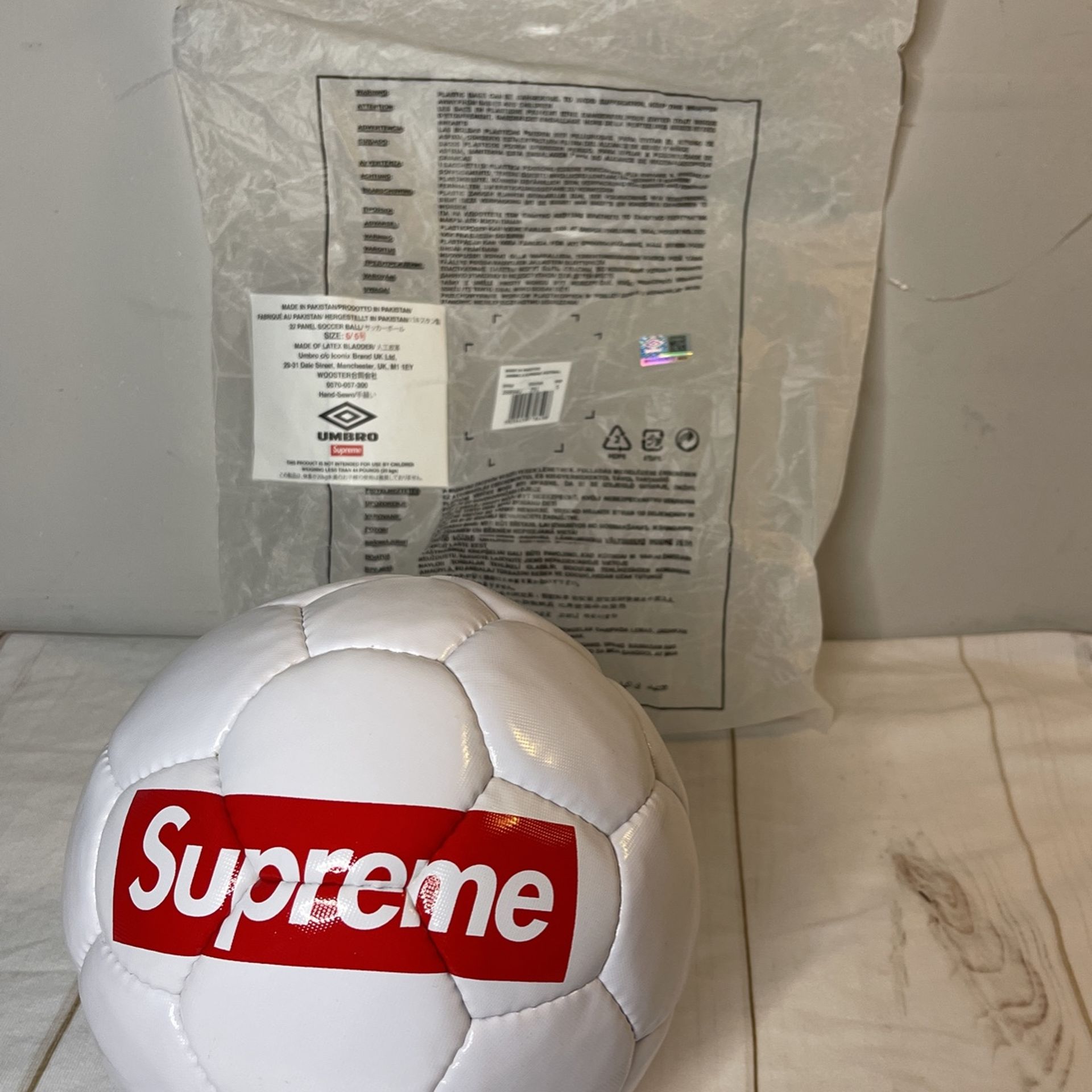 Supreme®/Umbro Soccer Ball Umbro Elite Supreme Ceramica