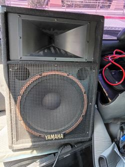 Se vende bocina para dj Yamaha y caja para troca chica
