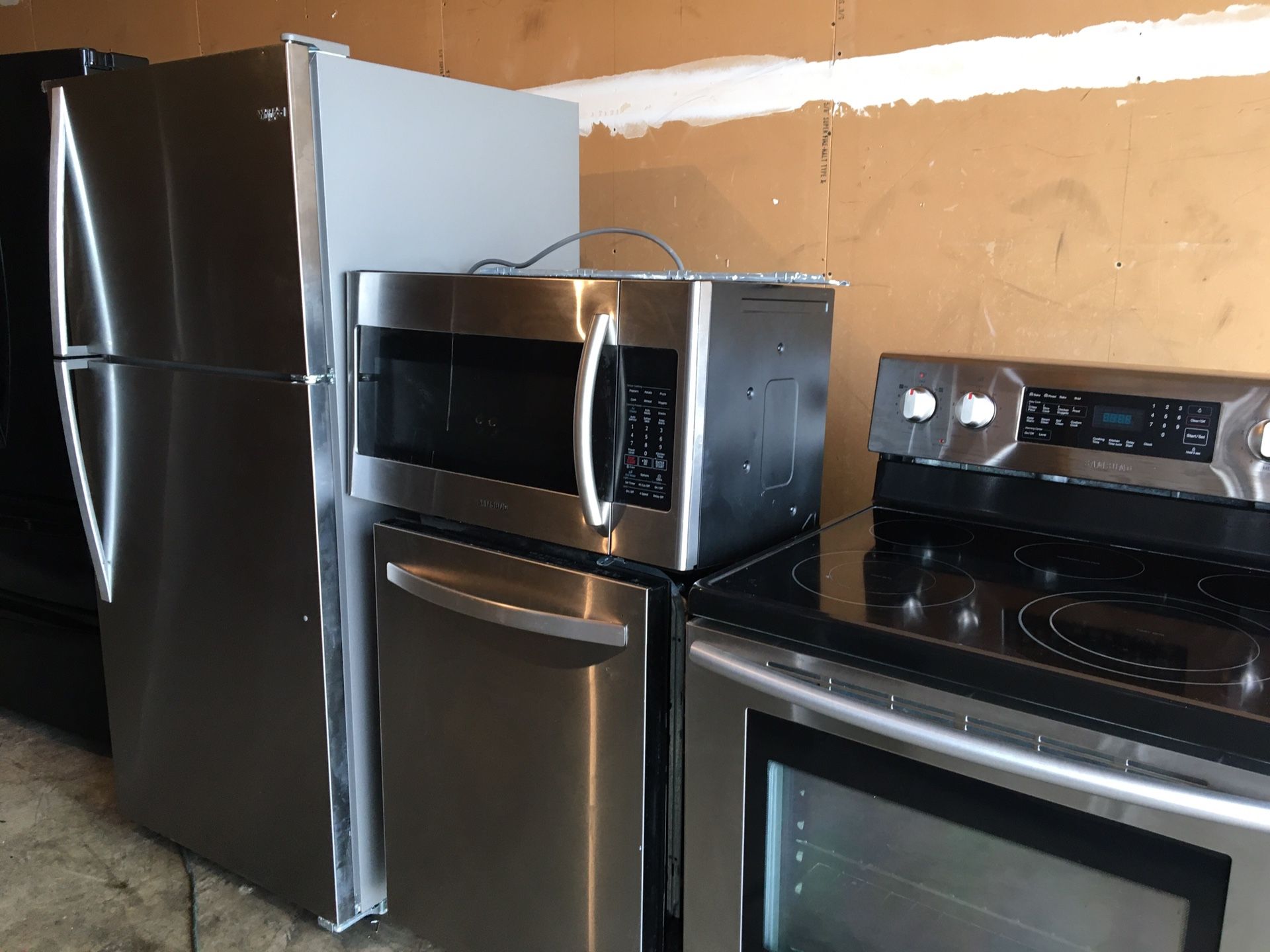 Really Beautiful like new stainless steel Fridge stove microwave dishwasher,perfect for apartment or small houses