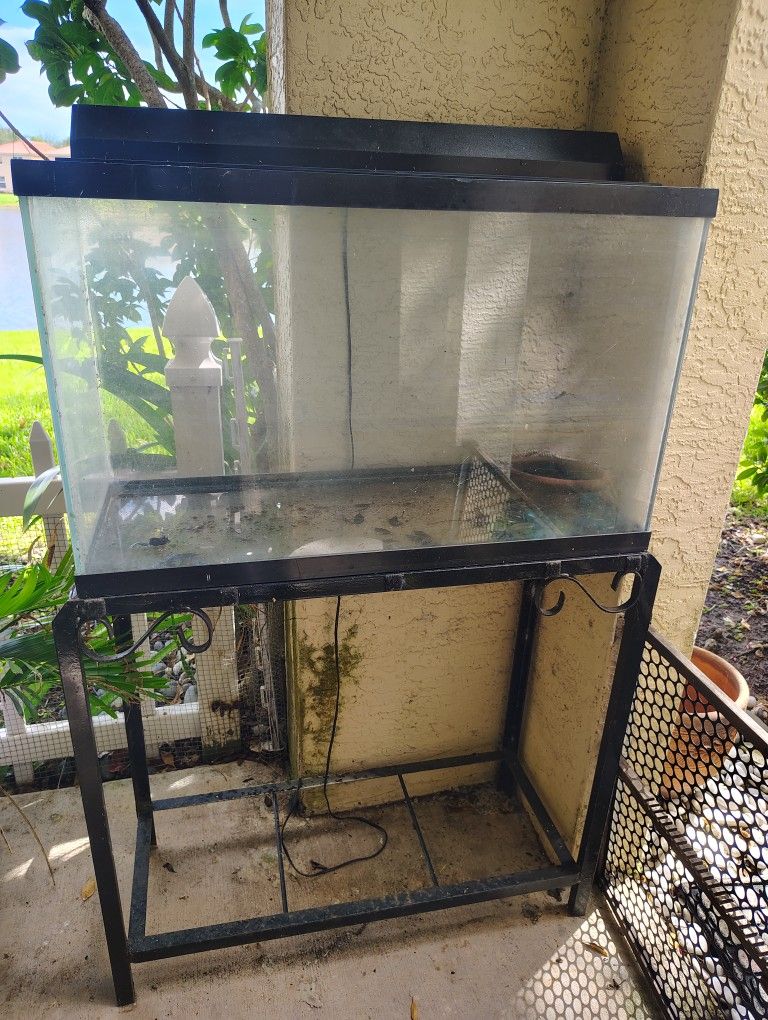 LARGE FISH TANK WITH STAND NEEDS FILTER