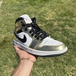 Nike Air Jordan 1 Mid Metallic Gold 