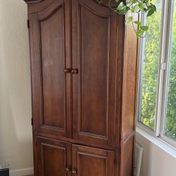 Liquor Cabinet / armoire 