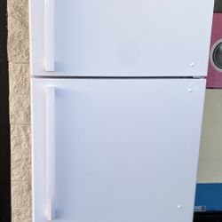 Insignia 18 cu. ft. Refrigerator (30" Wide) -  Clean!