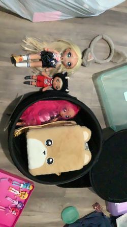 4 dolls and a big zipp up bunny keychain bag