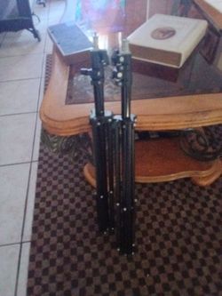 2 no mad speaker stands