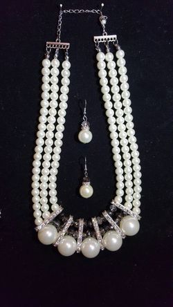 Pearl necklace/earrings