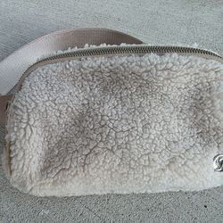 Lululemon Everywhere Belt Bag Sherpa Fleece Trench Cream / Warm Sand – Limited Edition