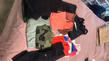 Bag of workout clothes. Ropa deportiva