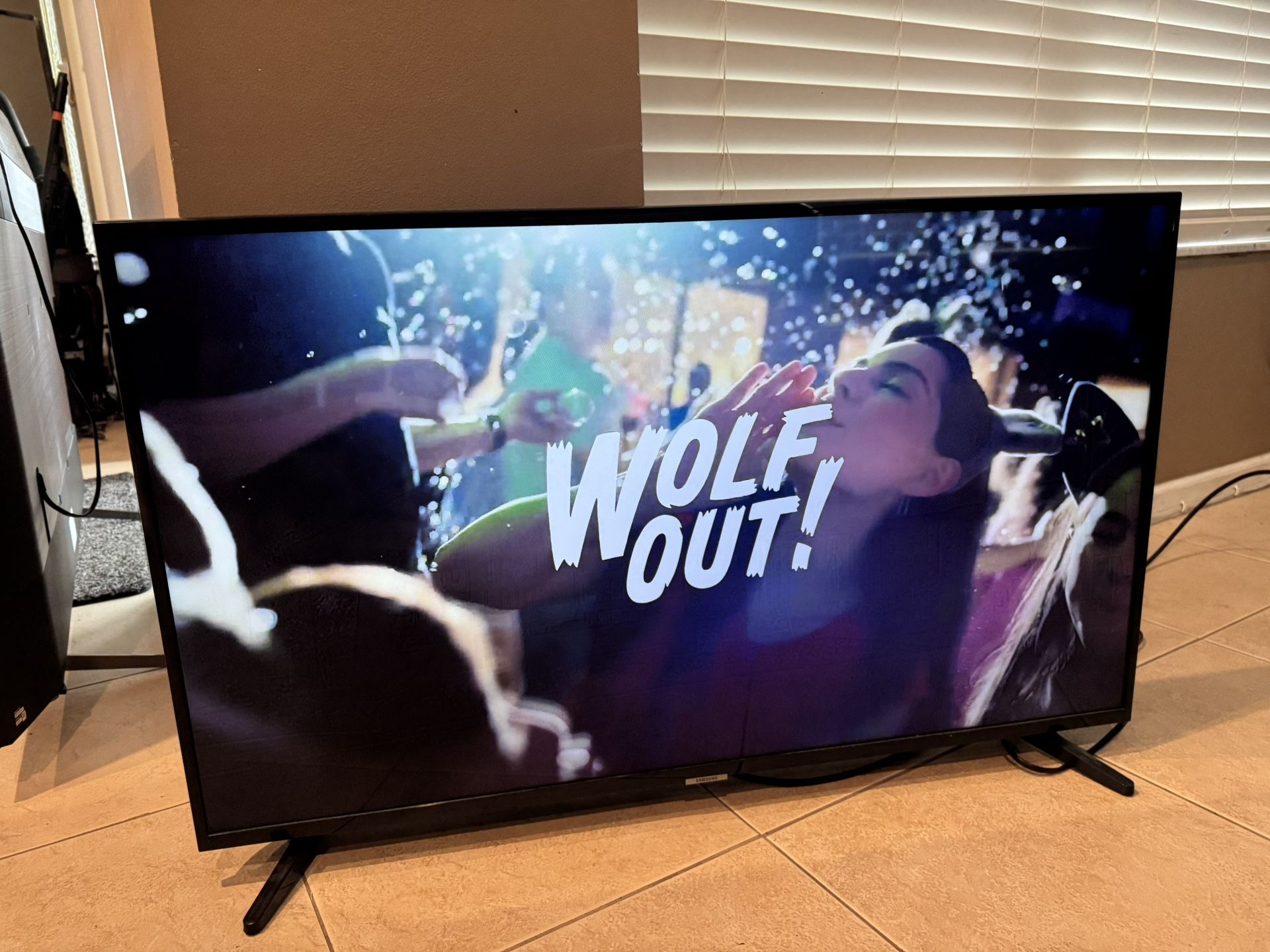 Samsung Series 6 (43” Class 4K UHD LED TV UN43NU6950F