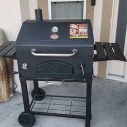 TRADITIONAL CHARCOAL GRILL AND SMOKER. CHARGRILLER