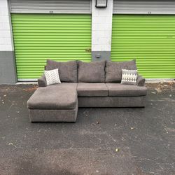 Broyhill Sectional Sofa (Free Delivery)