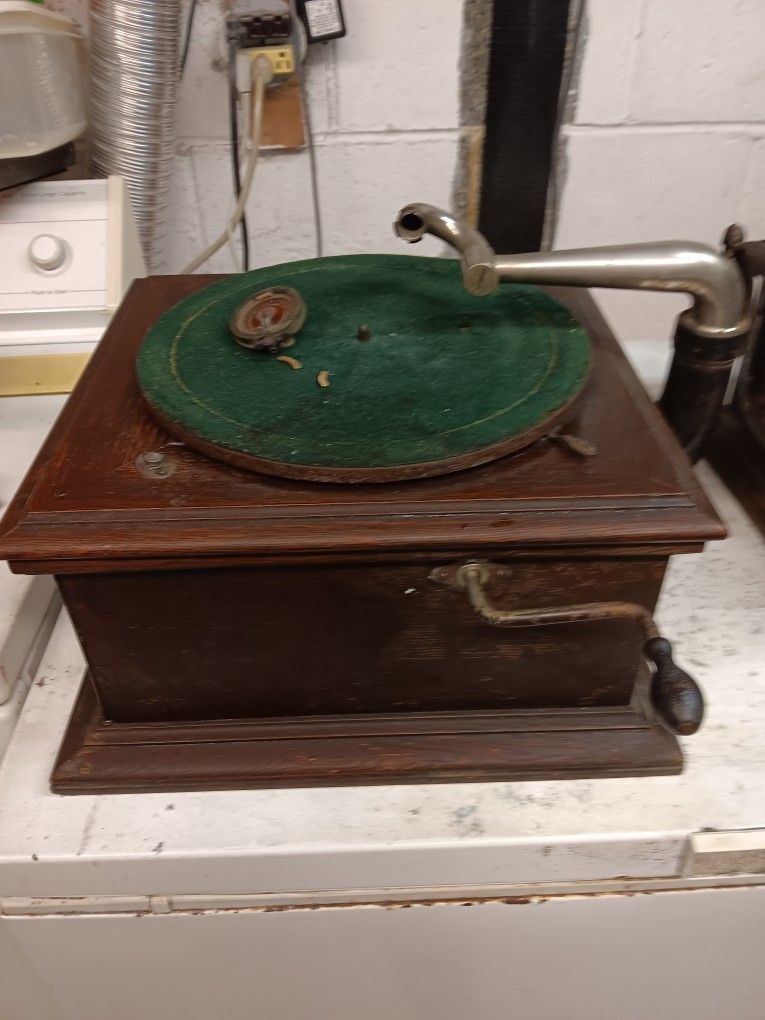 ANTIQUE VINTAGE RECORD PLAYER