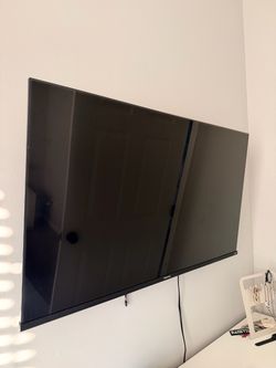 43’ Hisense Roku Tv w wall Mount
