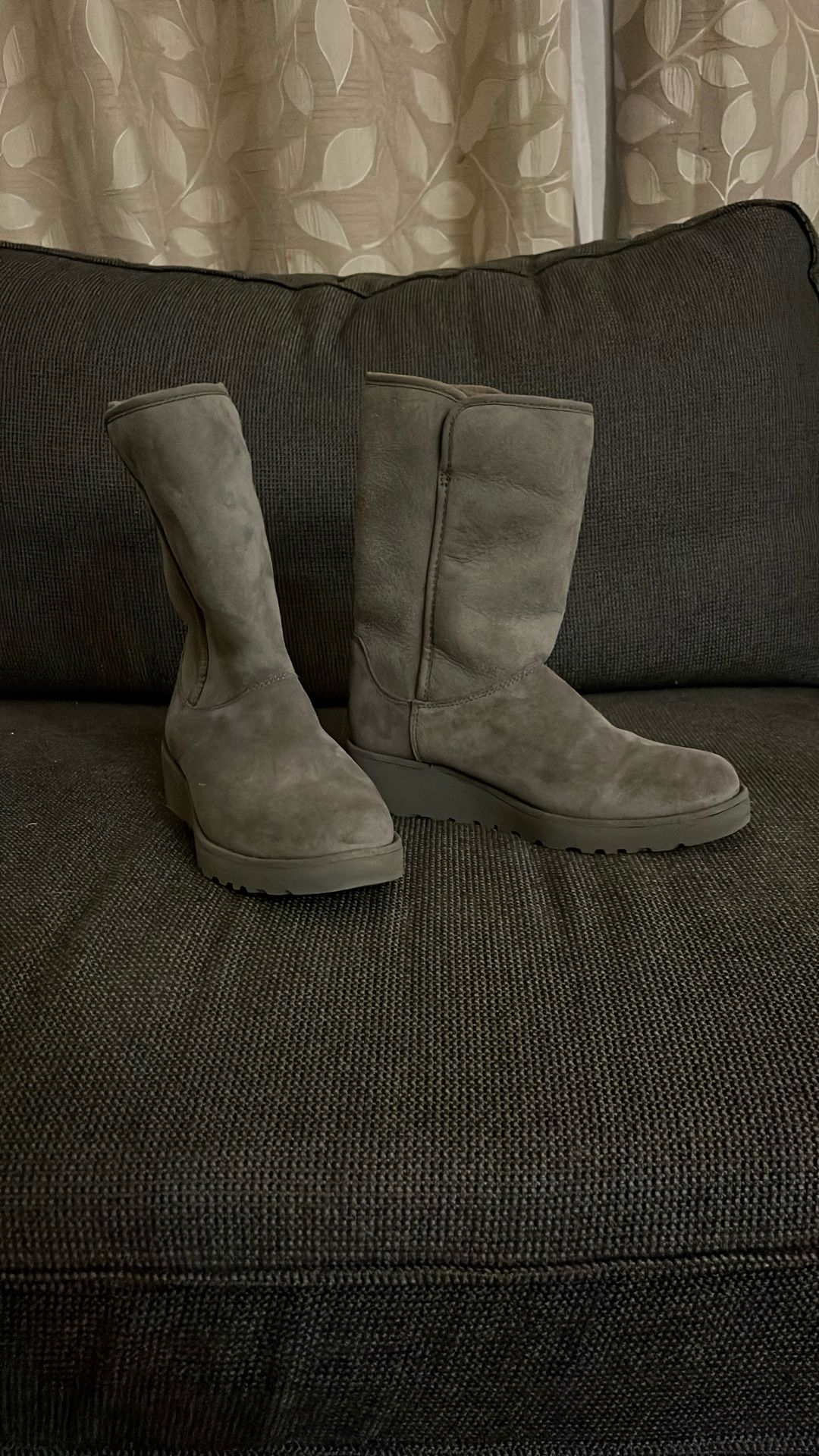 Women’s 7 Grey UGGs