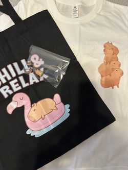 Set for capybara lovers! A cotton T-shirt, a sturdy fabric shopper bag, and a cute capybara keychain. 