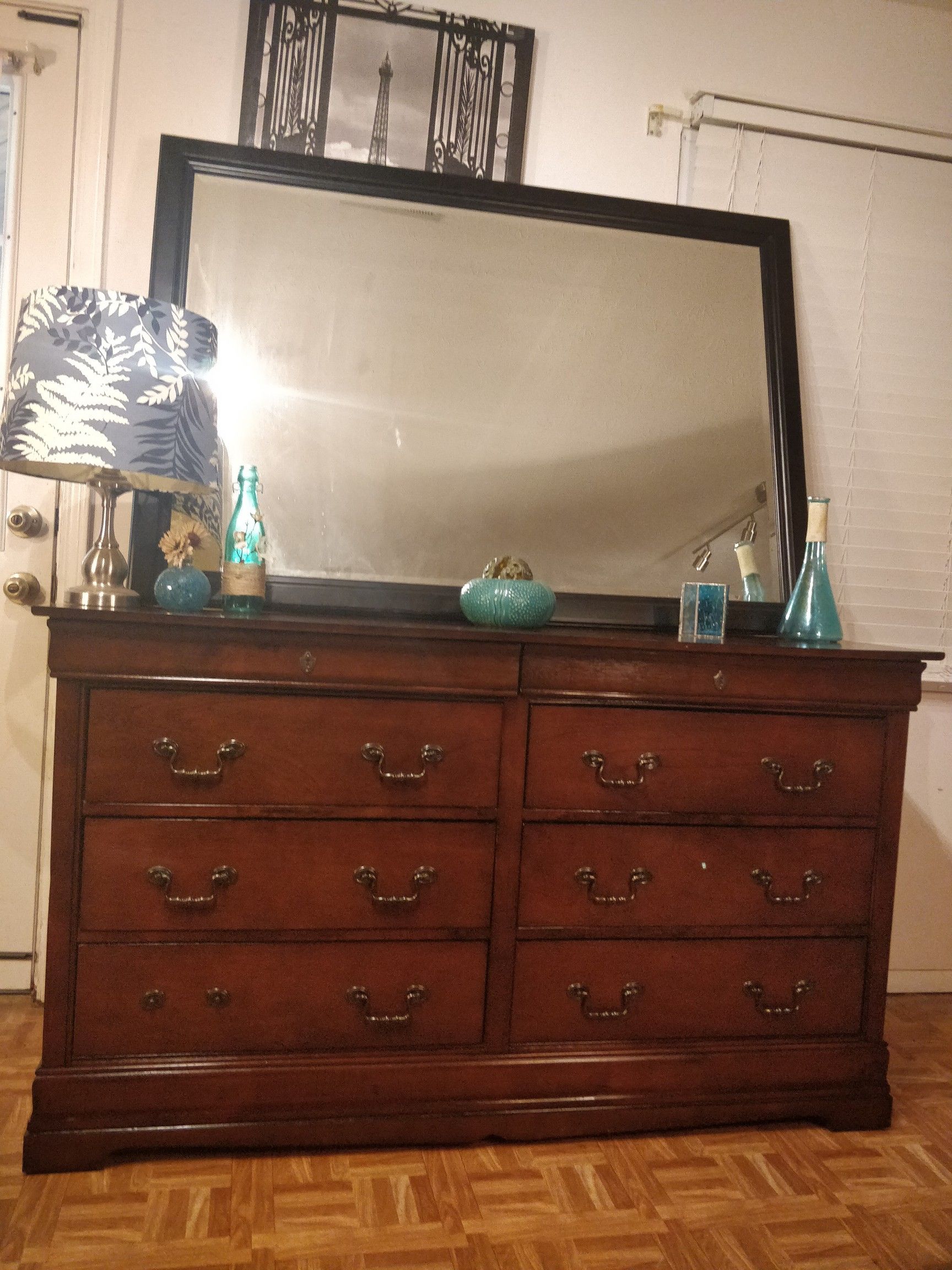 Nice dresser with 8 drawers and big mirror in very good condition, all drawers sliding smoothly, pet free smoke free. L59"*W18"*H34"