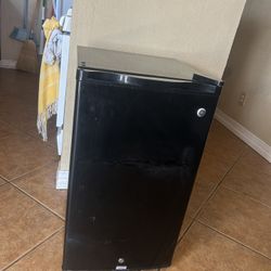 Black GE Mini Fridge / Compact Refrigerator – Office Dorm Garage