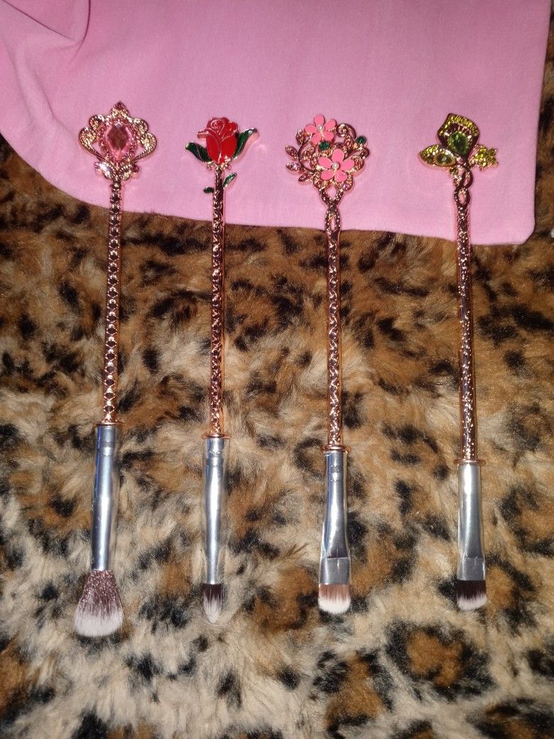 New 4 Piece Makeup Brush Set With Case