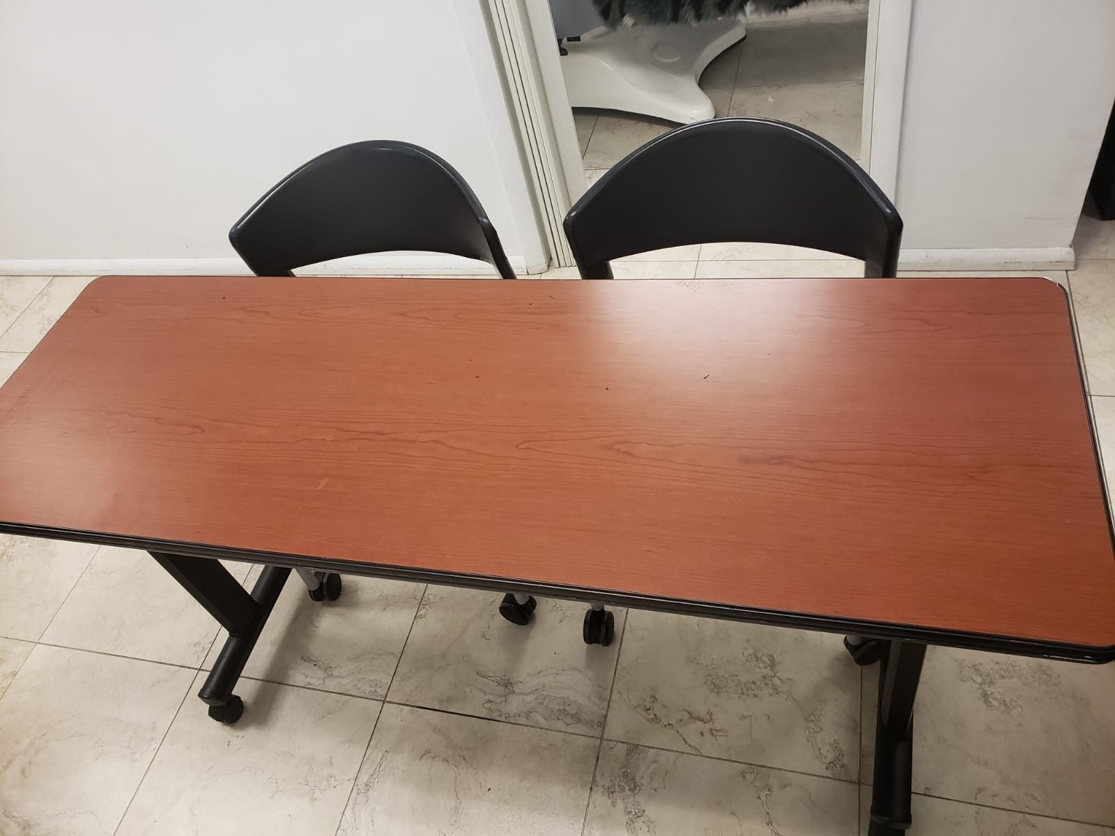 Mesa para oficina con 2 sillas