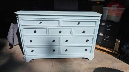 LARGE 9-Drawer Dresser in Shabby Chic Finish