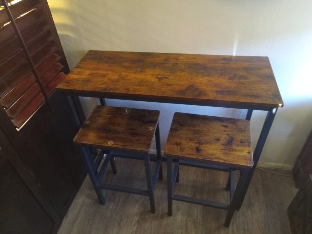 Breakfast Bar With Stools