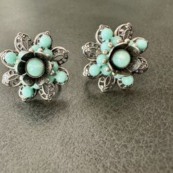 Vintage silver flower turquoise earrings screw on  In good condition
