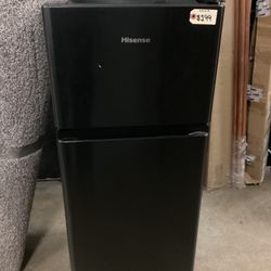 Hisense 4.4 cu.ft. Top Freezer Mini Fridge 