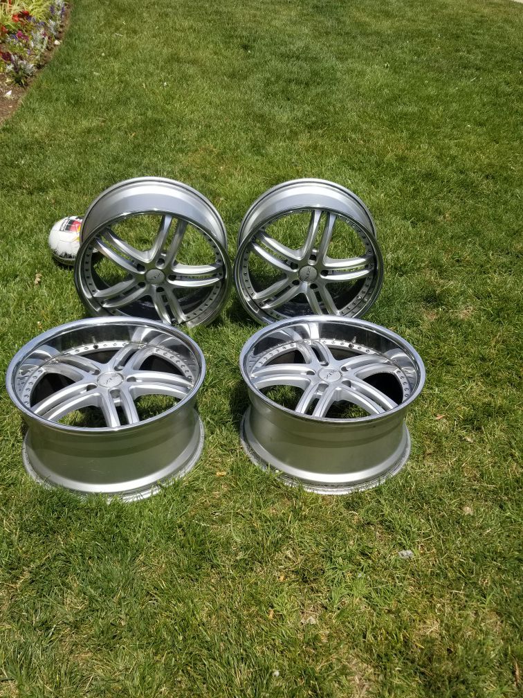 20" Rims no damages.. clean all 4 ... all 4 center caps.. very nice .. 5x120