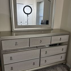Dresser With Mirror