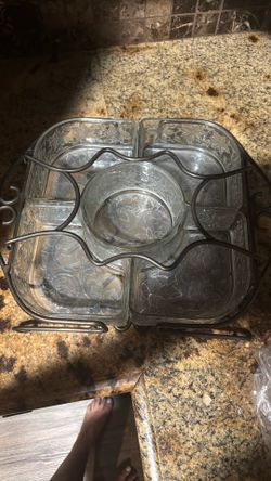 This vintage Princess House Fantasia crystal chip and dip set includes a sturdy metal caddy holding five clear glass bowls