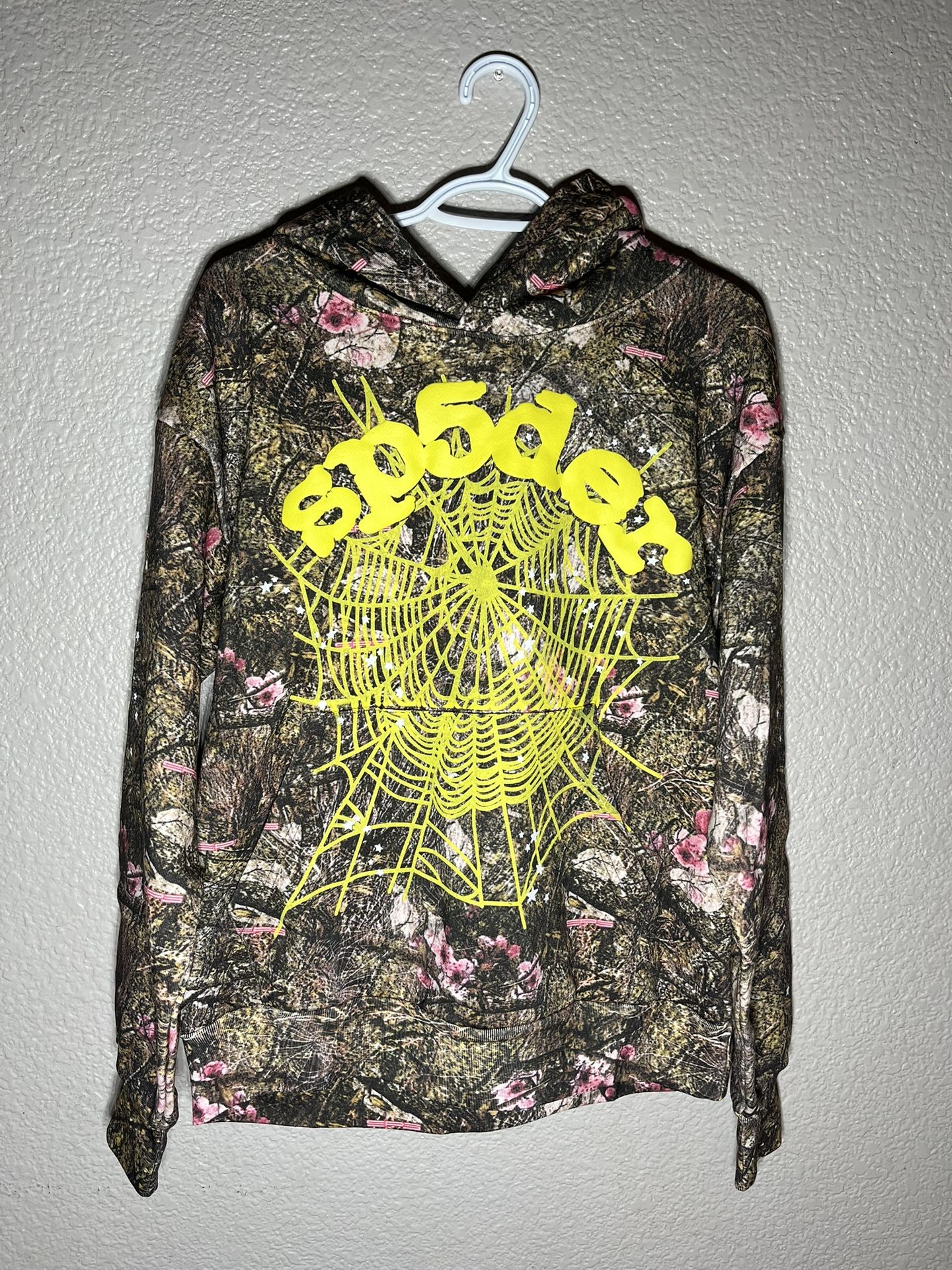 Camo With Yellow Puff Print Web, Sp5der Hoodie Size M.