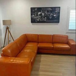 Beautiful Elegant Upscale Luxury Italian Leather Sectional Sofa 