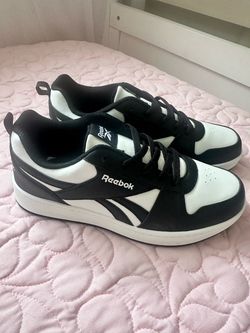 Black Reebok snickers