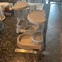 2 Pet Feeders (x2)