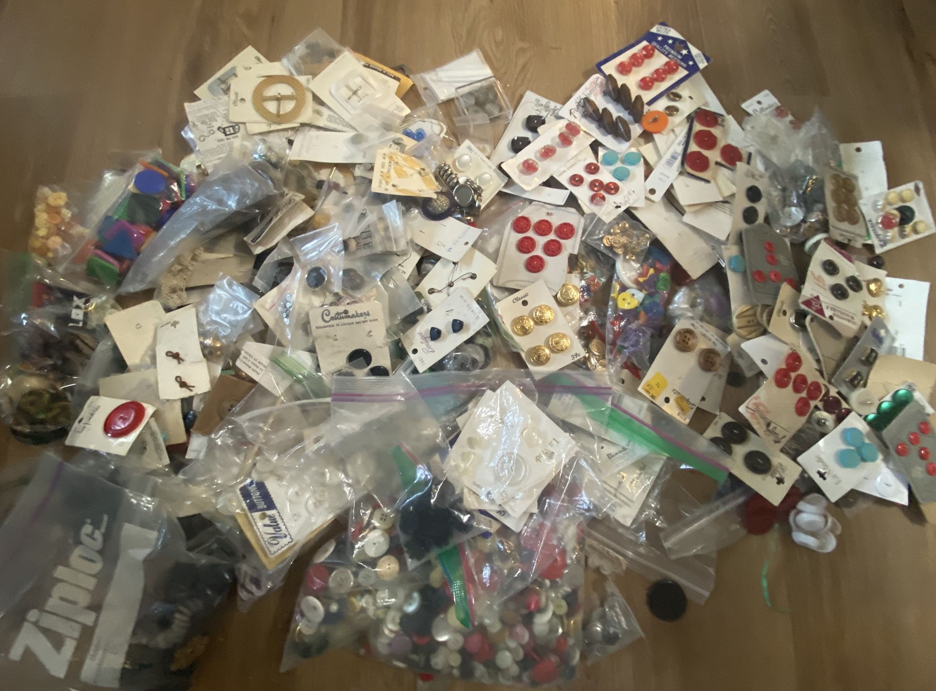 VTG BUTTON LOT W/SOME ON CARDS 