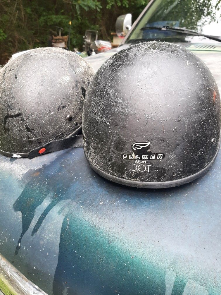 2 Helmets