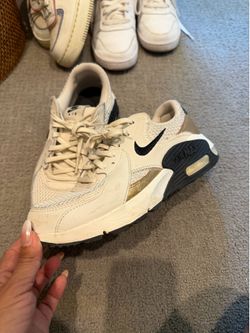 Size 7 women Nike shoes