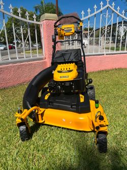 DEWALT
28 in. 224cc E-GOV Engine 3-in-1 Gas RWD Self-Propelled Lawn Mower with High Rear Wheels